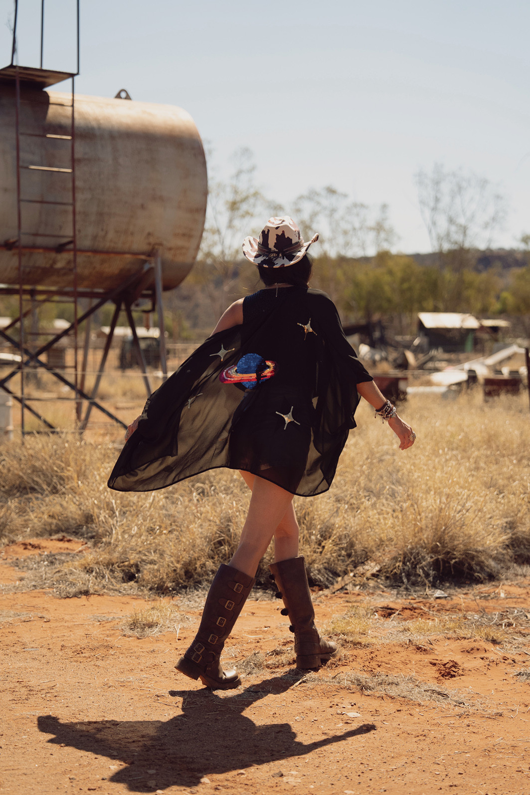 KIMONO PRETO DE TECIDO COM BORDADO DE PAETÊ PLANETA KIMONO PRETO DE TECIDO COM BORDADO DE PAETÊ PLANETA