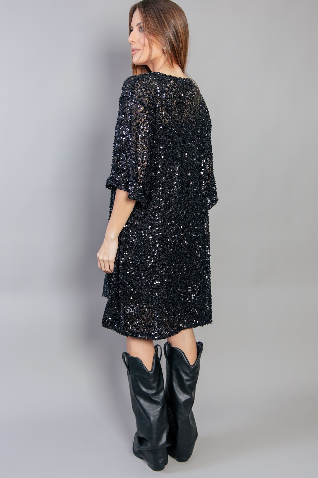 KIMONO ALONGADO DE PAETÊ COM CANUTILHO PRETO KIMONO ALONGADO DE PAETÊ COM CANUTILHO PRETO