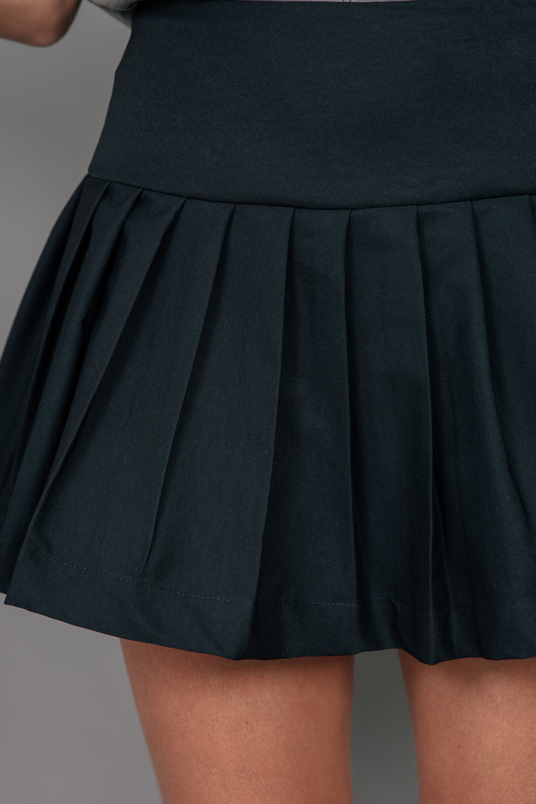 SHORT SAIA PRETO COM PREGAS