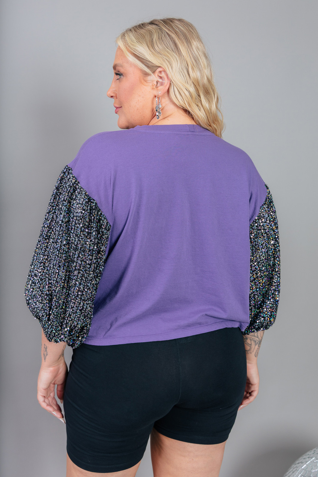 CAMISETA CROPPED ROXA COM MANGAS BUFANTES DE PAETÊ INTENTIONS CAMISETA CROPPED ROXA COM MANGAS BUFANTES DE PAETÊ INTENTIONS