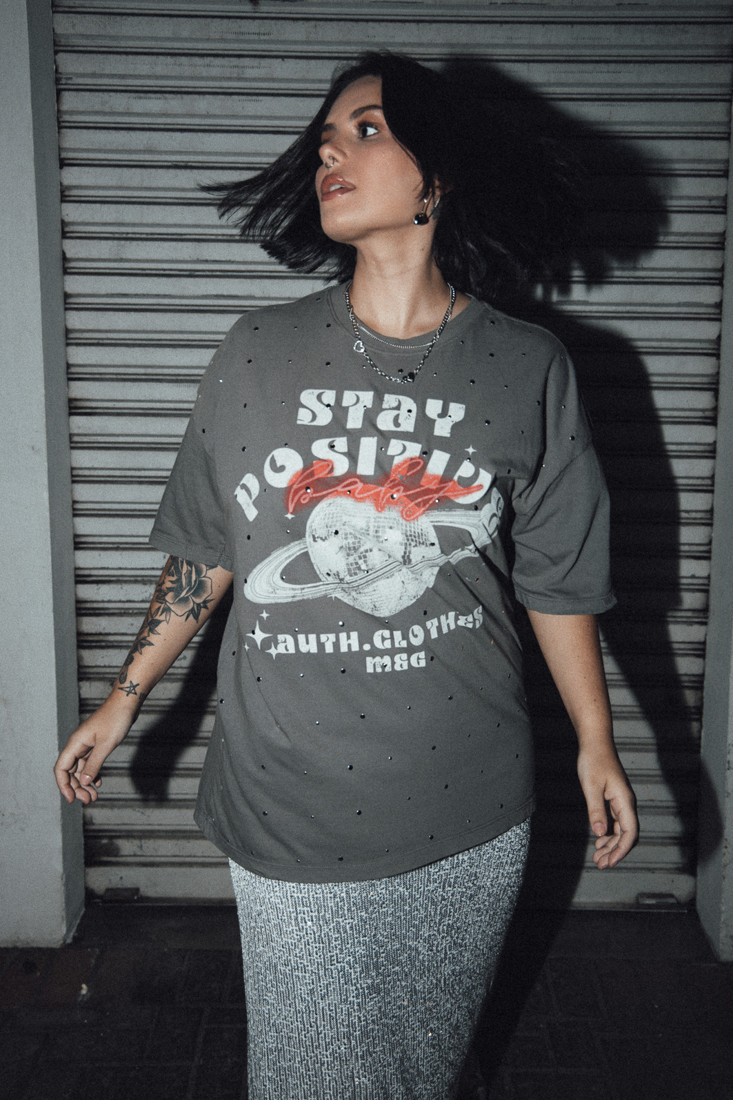 T-SHIRT VINTAGE CINZA COM APLIQUE DE TACHAS