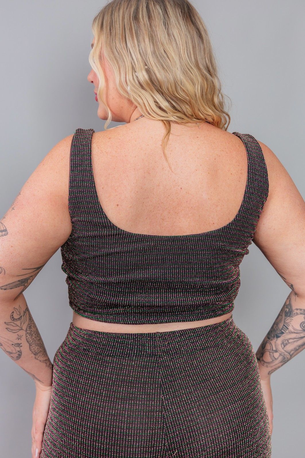 TOP COM RECORTES PRETO COM LUREX MULTICOLORIDOS TOP COM RECORTES PRETO COM LUREX MULTICOLORIDOS