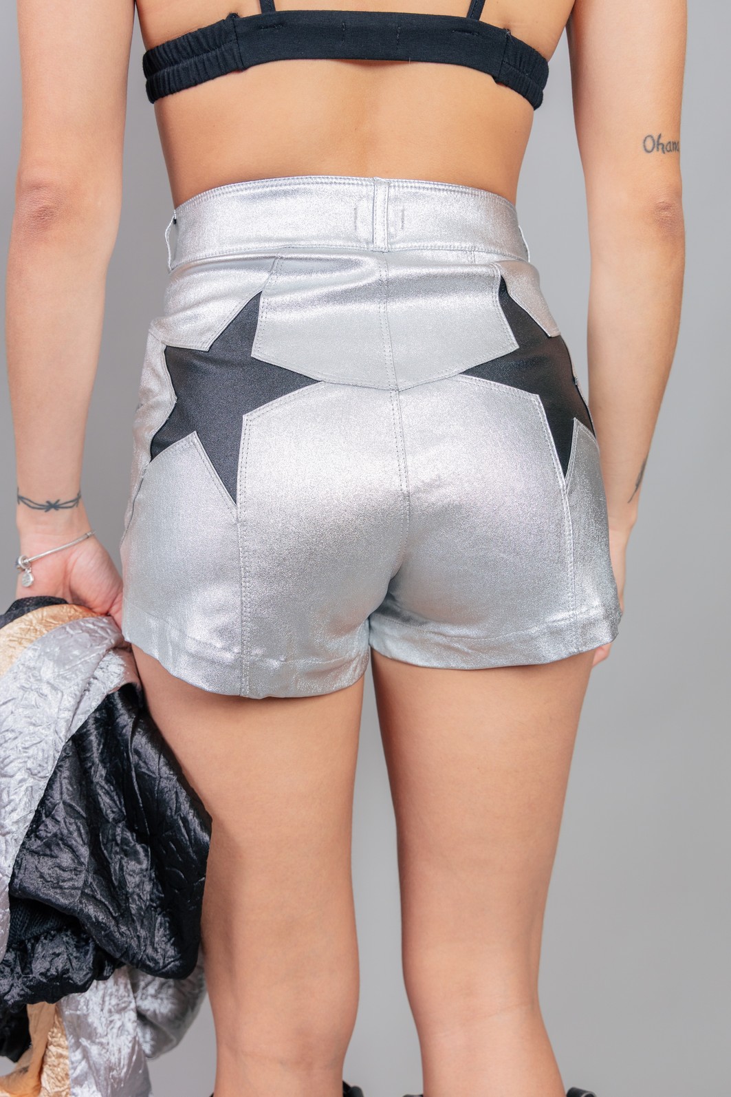SHORT HOT PANT METALIZADO PRATA COM ESTRELA PRETO