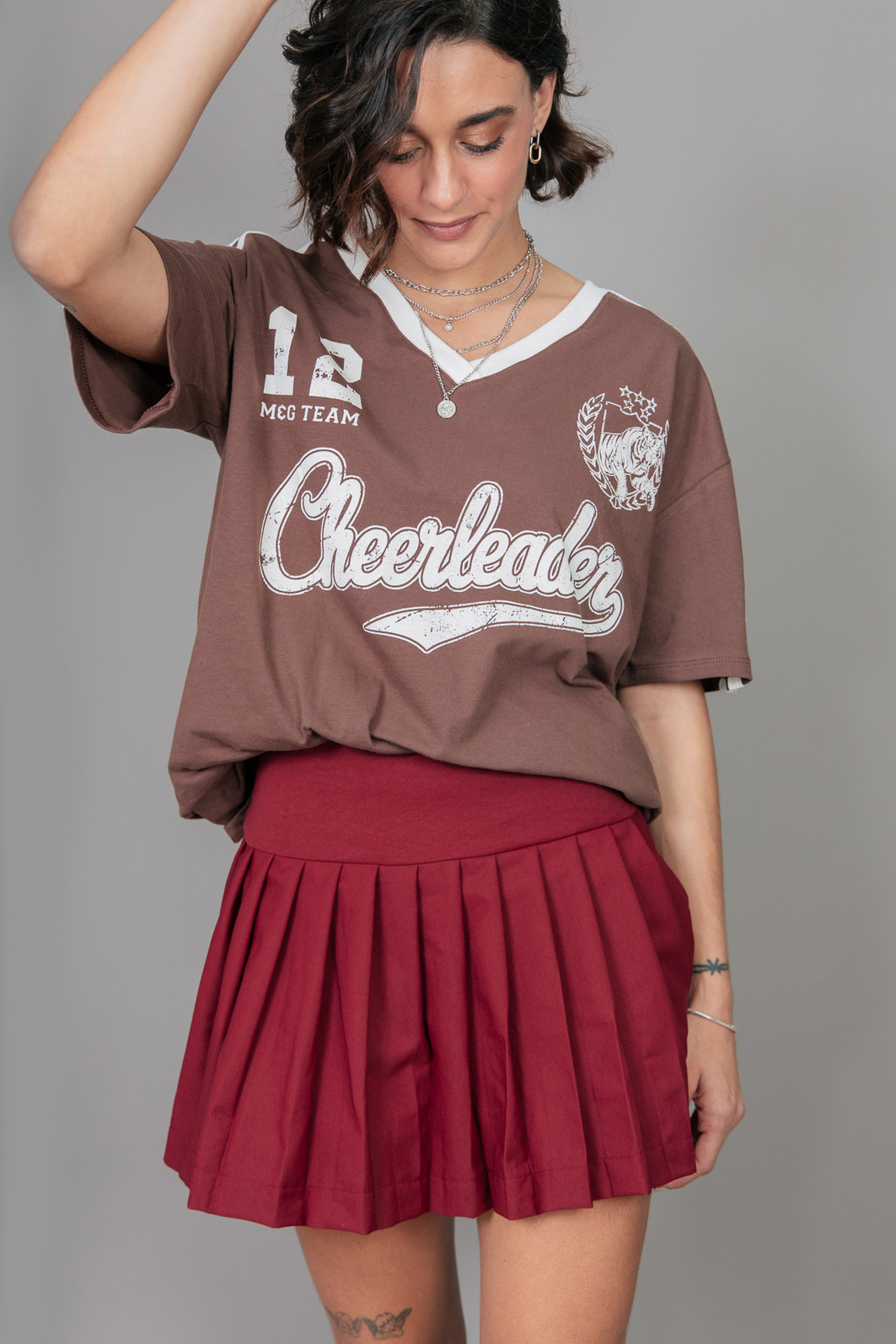CAMISETA DECOTE V VINTAGE MARROM CHEERLEADER