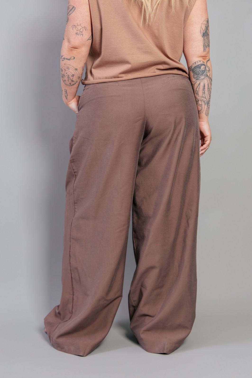 CALÇA ALFAIATARIA CINTURA BAIXA MARROM CALÇA ALFAIATARIA CINTURA BAIXA MARROM