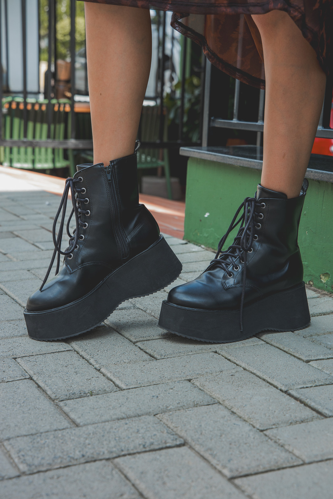 COTURNO PLATAFORMA COM CADARÇO PRETO