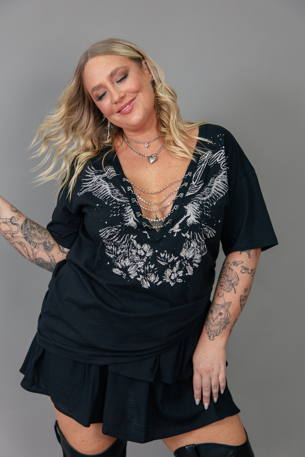 T-SHIRT VINTAGE PRETA DECOTE V COM CORRENTES EAGLE T-SHIRT VINTAGE PRETA DECOTE V COM CORRENTES EAGLE