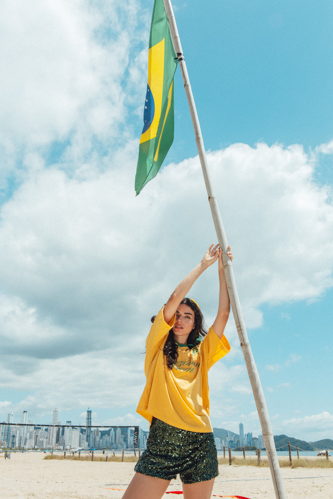 CAMISETA T-SHIRT OVERSIZED AMARELA COM GOLA BRAZILIAN TEAM