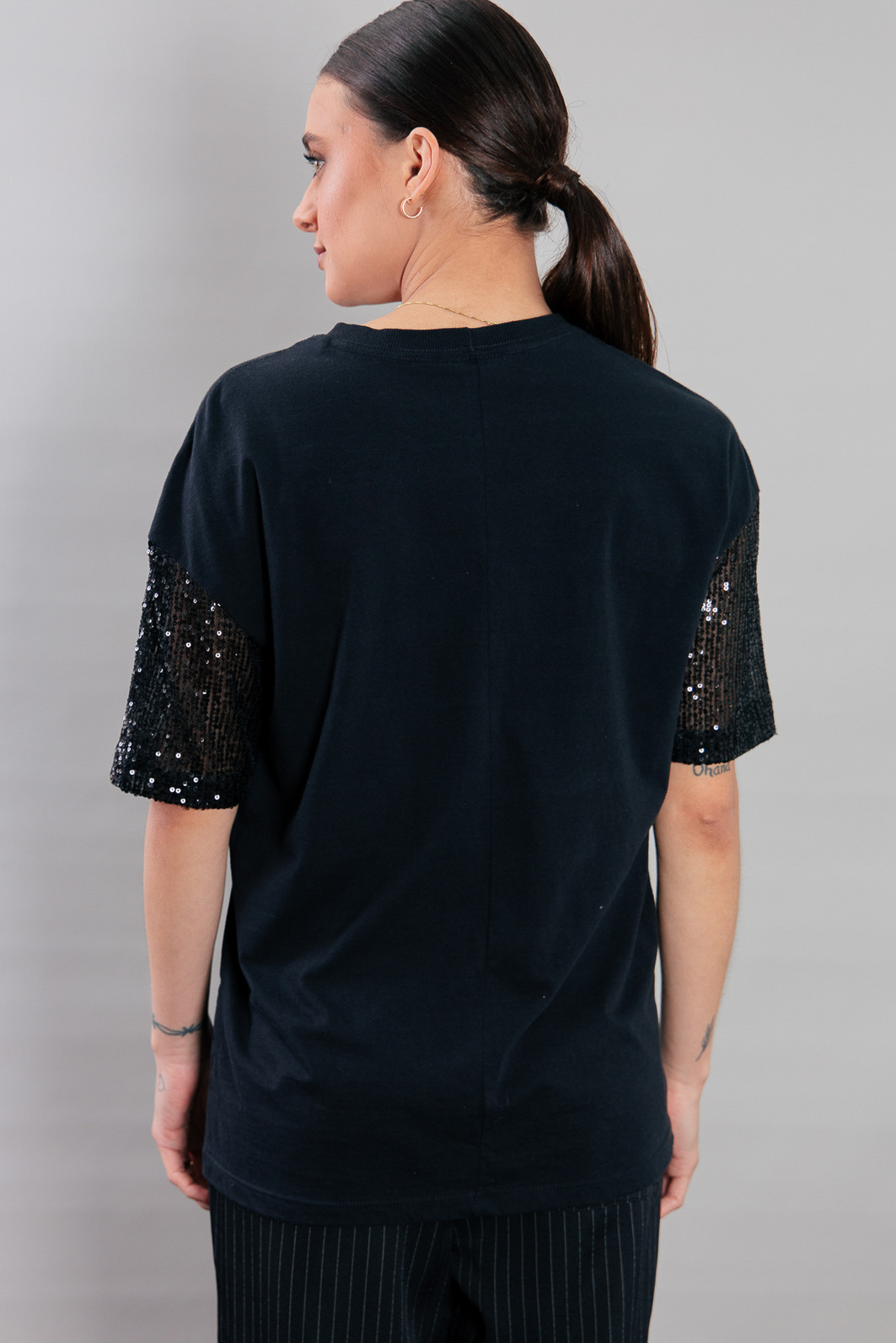 CAMISETA T-SHIRT VINTAGE PRETA COM MANGAS PAETÊS BEST CAMISETA T-SHIRT VINTAGE PRETA COM MANGAS PAETÊS BEST