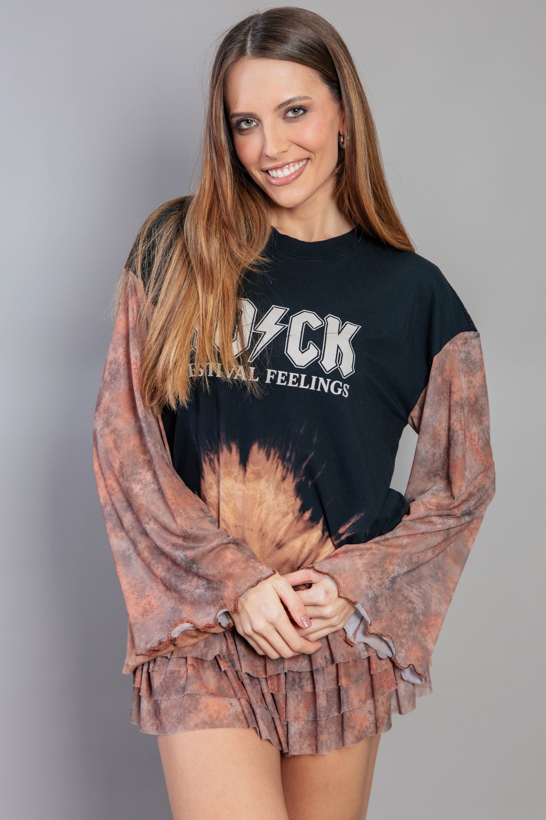 BLUSA PRETA COM MANGAS AMPLAS EM TULE ROCK BLUSA PRETA COM MANGAS AMPLAS EM TULE ROCK