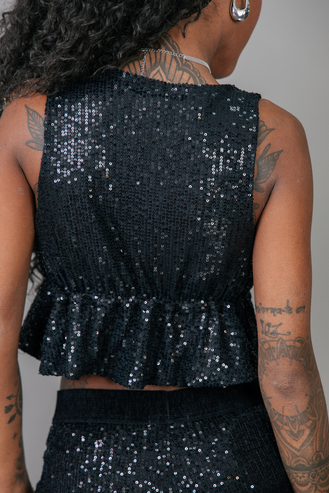 TOP CROPPED DE PAETÊS PRETO COM AMARRAÇÃO TOP CROPPED DE PAETÊS PRETO COM AMARRAÇÃO