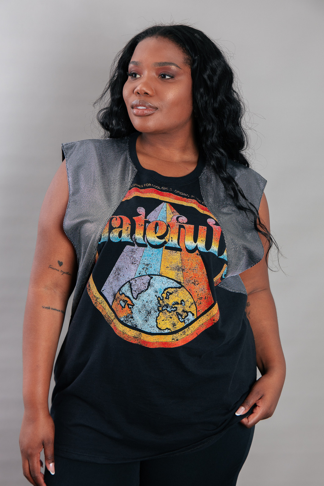 REGATA MACHÃO COM RECORTE OMBROS PRATA GRATEFULLY REGATA MACHÃO COM RECORTE OMBROS PRATA GRATEFULLY