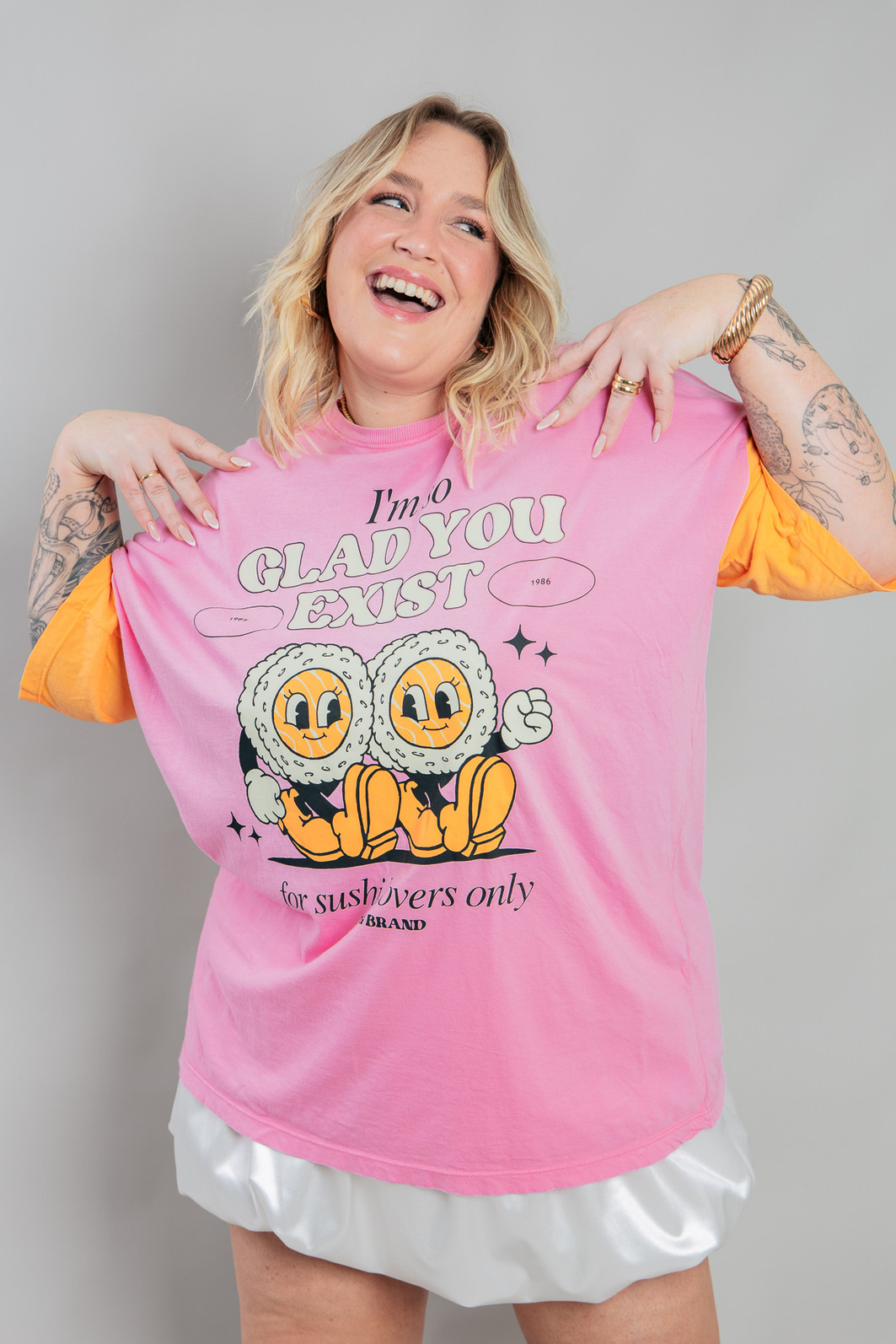 CAMISETA T-SHIRT OVERSIZED ROSA COM MANGAS LARANJAS SUSHI