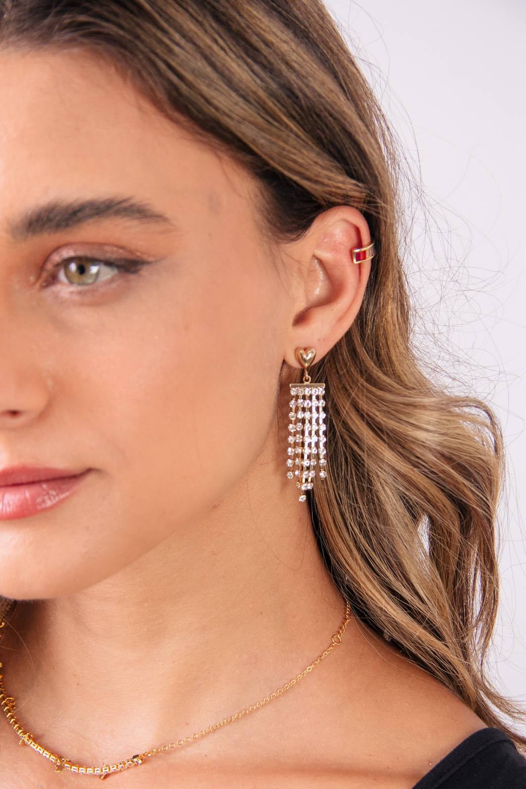 BRINCO DOURADO CORAÇÃO COM FRANJAS