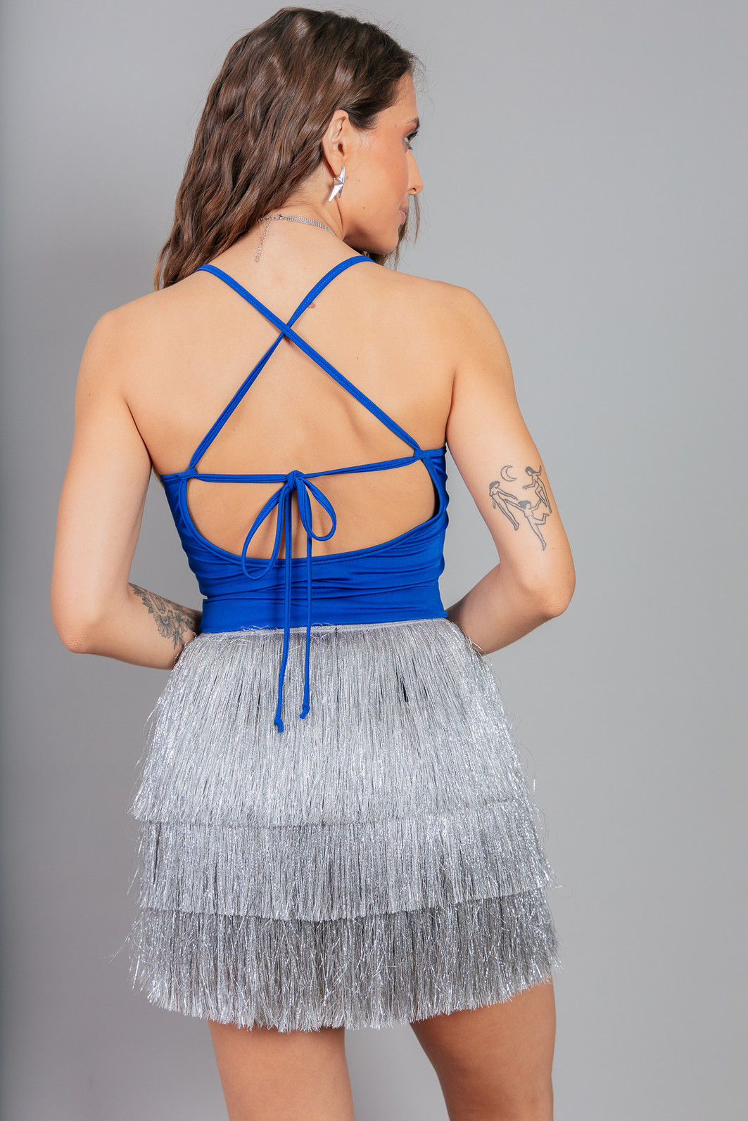 SHORT SAIA COM FRANJAS CINZA COM PRATA