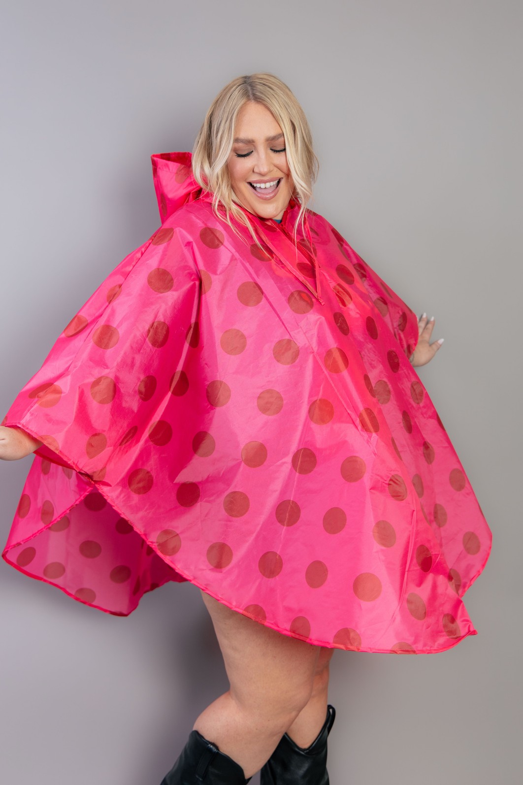 CAPA DE CHUVA COM CAPUZ DE POÁ ROSA E VERMELHO CAPA DE CHUVA COM CAPUZ DE POÁ ROSA E VERMELHO