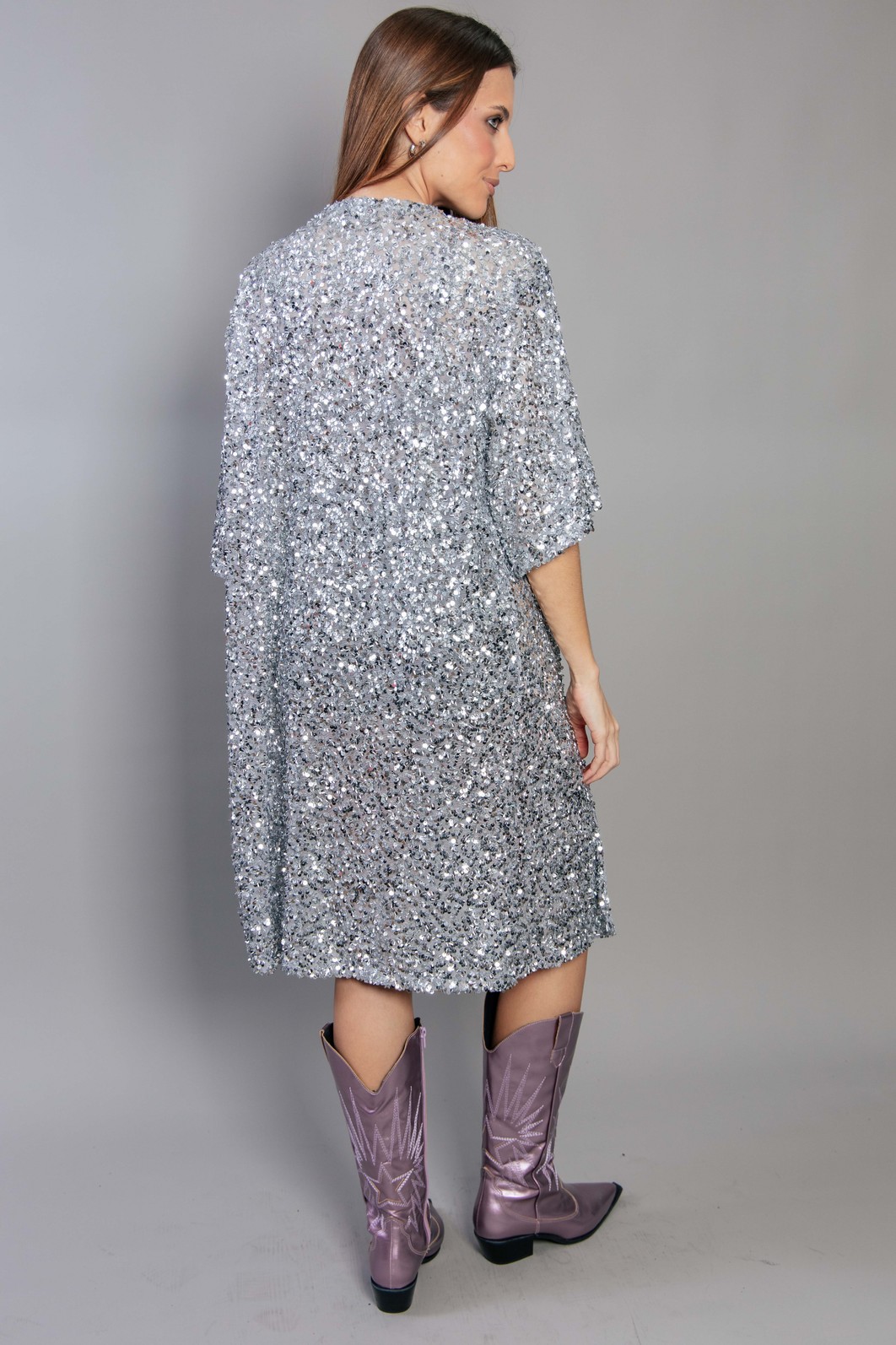 KIMONO ALONGADO DE PAETÊ COM CANUTILHO PRATA KIMONO ALONGADO DE PAETÊ COM CANUTILHO PRATA