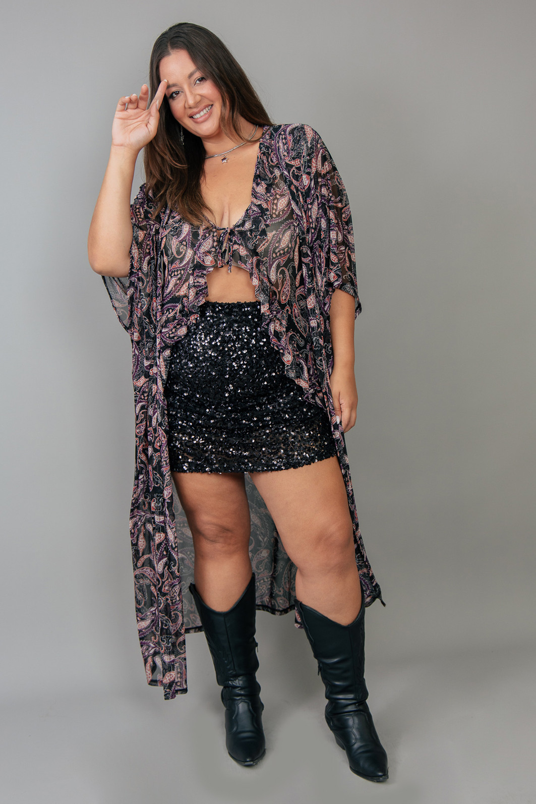 SHORT SAIA COM FRANZIDO DE PAETÊ PRETO