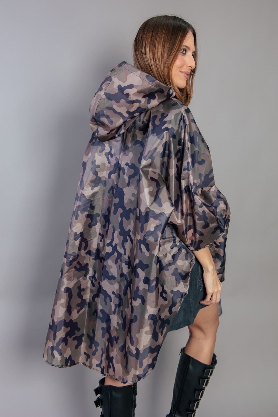 CAPA DE CHUVA COM CAPUZ CAMUFLADO CAPA DE CHUVA COM CAPUZ CAMUFLADO