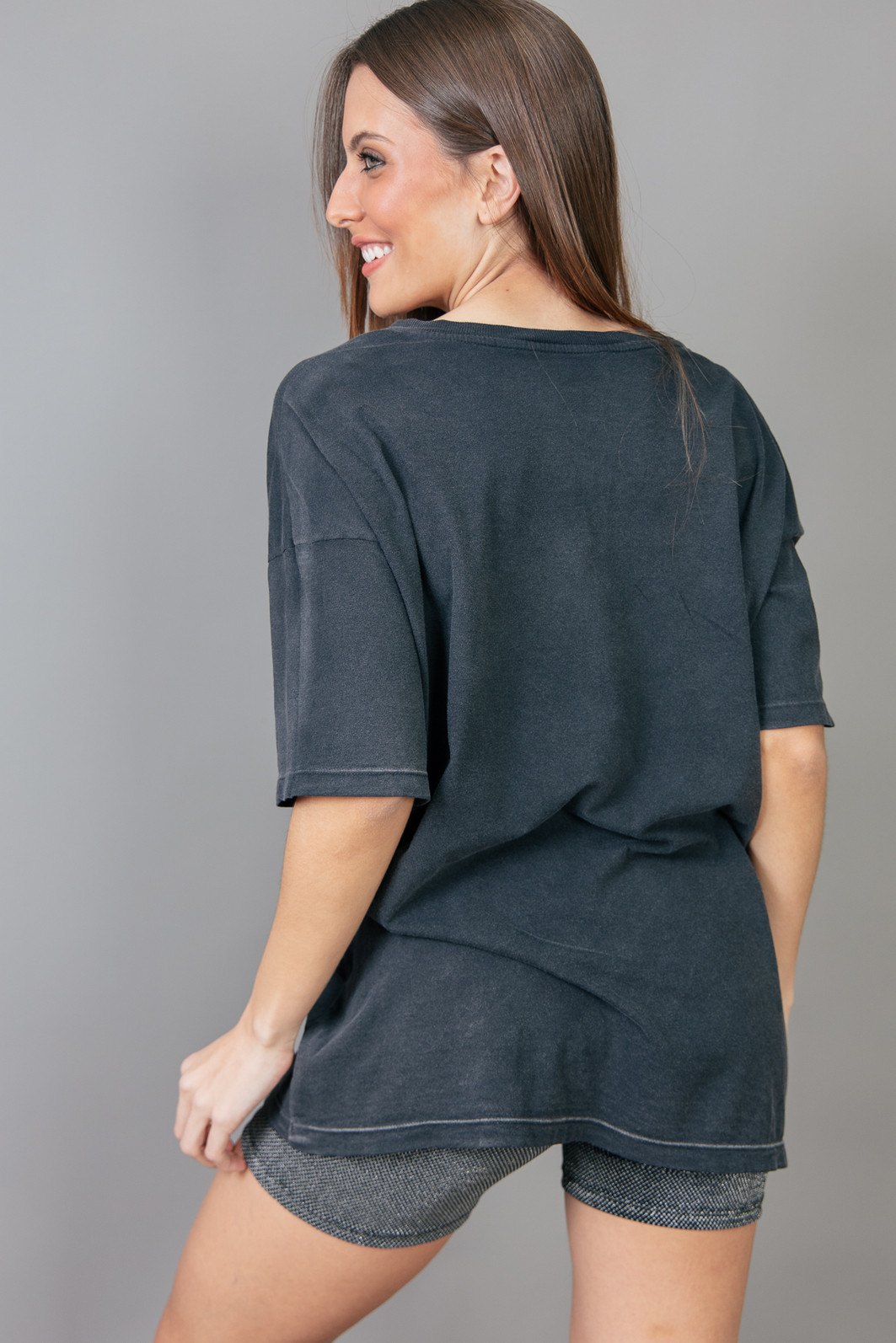 T-SHIRT OVERSIZED DECOTE V PRETO UNSTOPPABLE