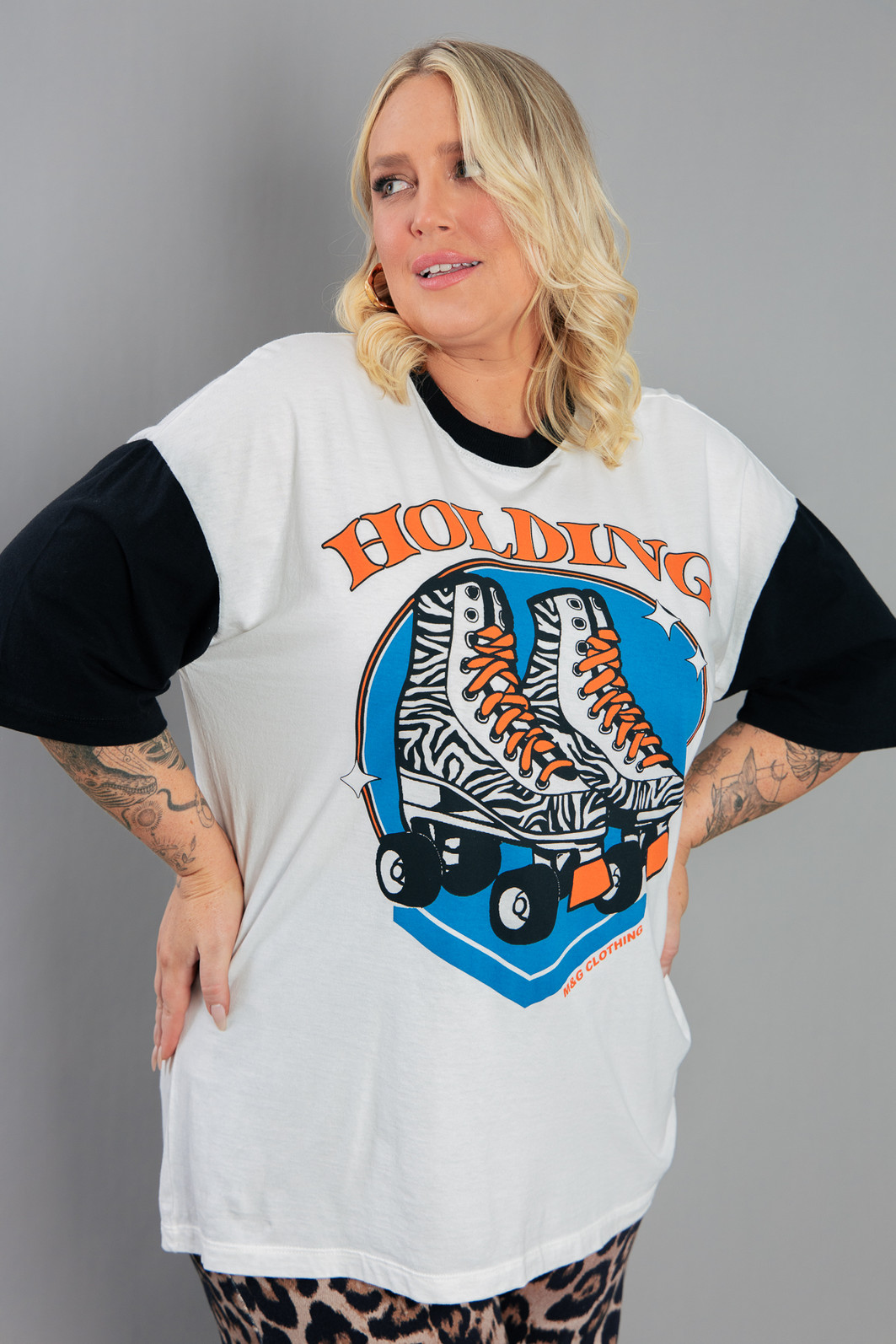 CAMISETA T-SHIRT VINTAGE OFF WHITE COM MANGAS PRETA HOLDING