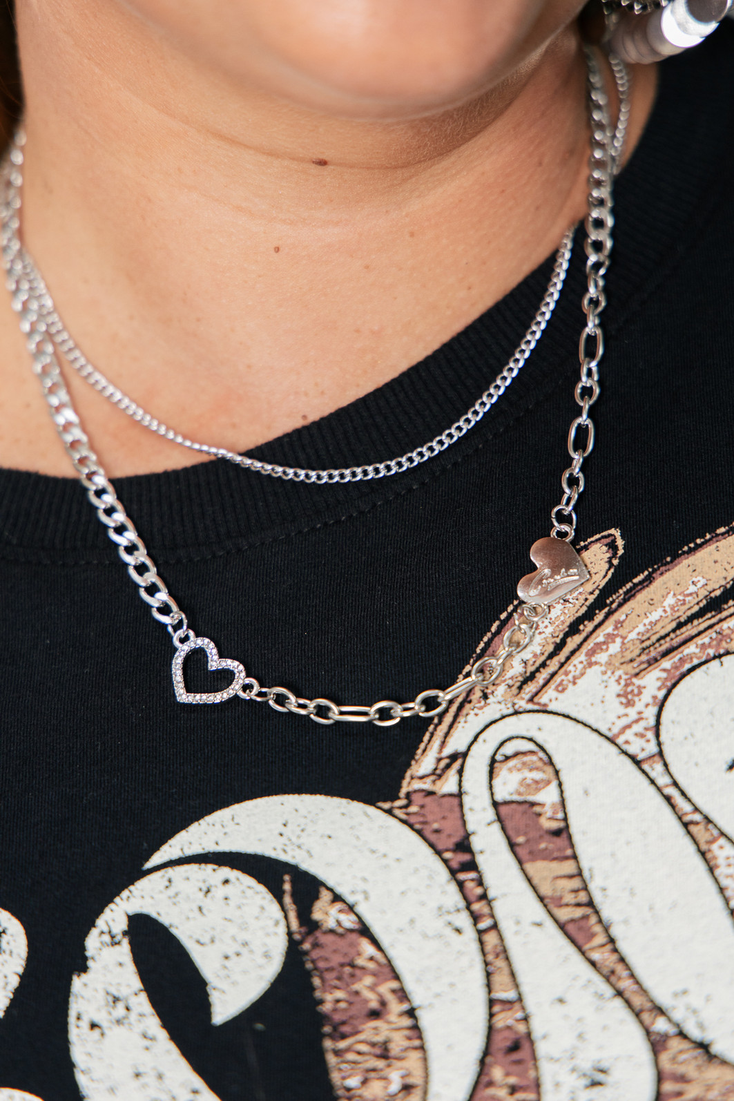 COLAR DUAS CORRENTES COM CORAÇÕES