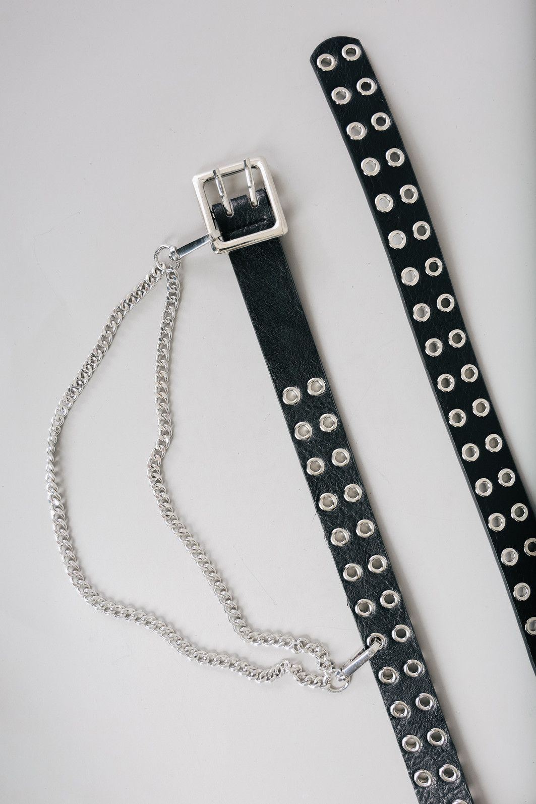 CINTO PRETO DUPLO ILHOSES E CORRENTE