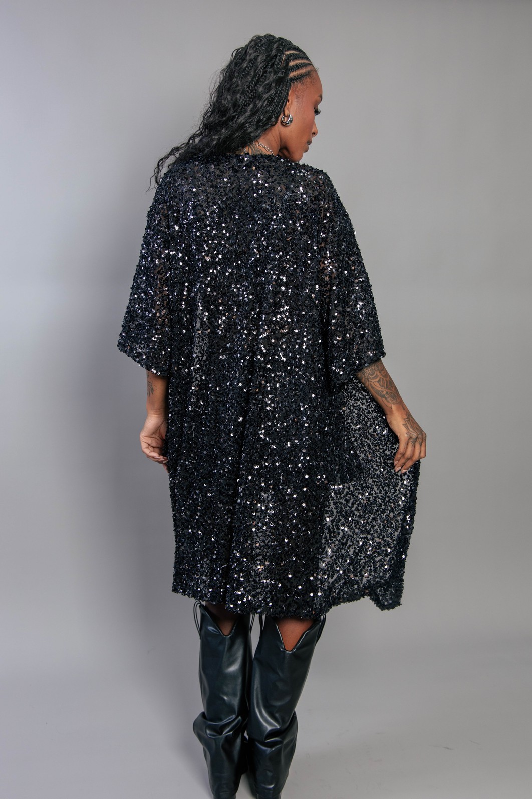 KIMONO ALONGADO DE PAETÊ COM CANUTILHO PRETO KIMONO ALONGADO DE PAETÊ COM CANUTILHO PRETO