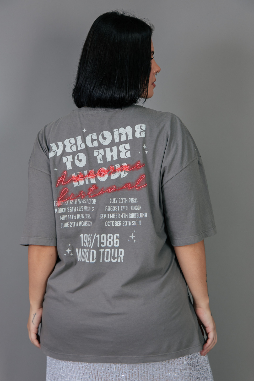 T-SHIRT VINTAGE CINZA COM APLIQUE DE TACHAS