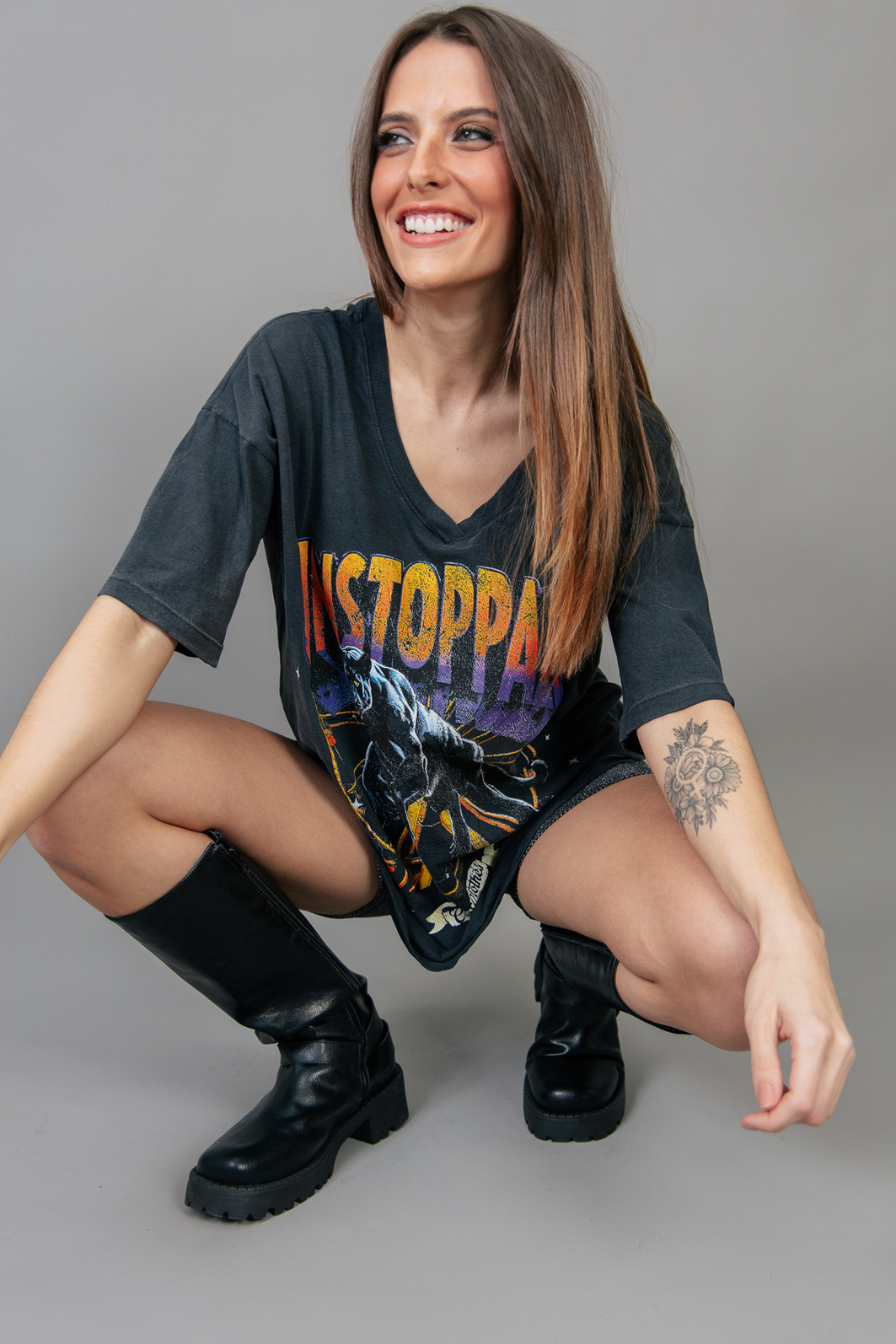 T-SHIRT OVERSIZED DECOTE V PRETO UNSTOPPABLE