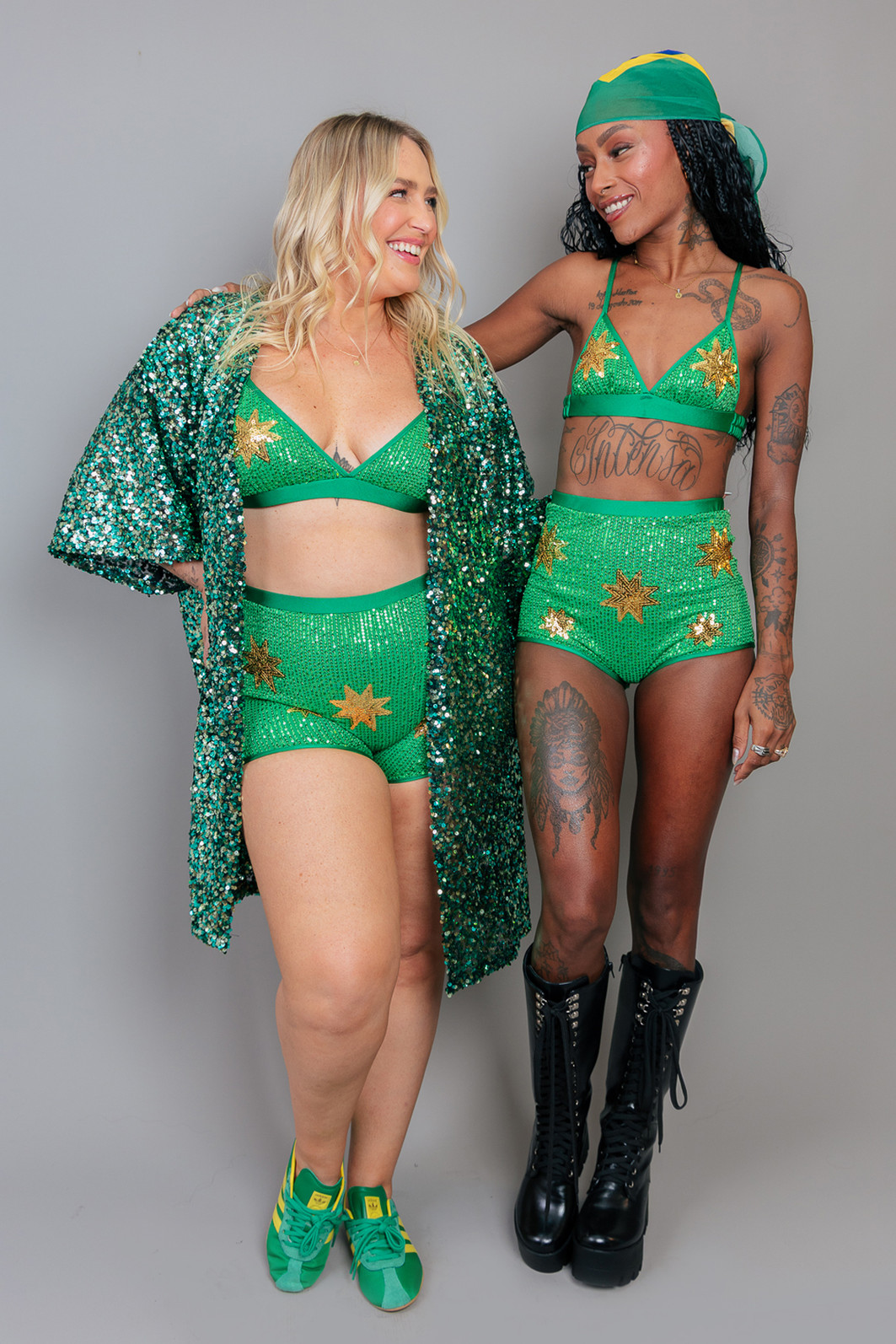 SHORT HOT PANT PAETÊ VERDE COM BORDADO DE ESTRELAS DOURADAS