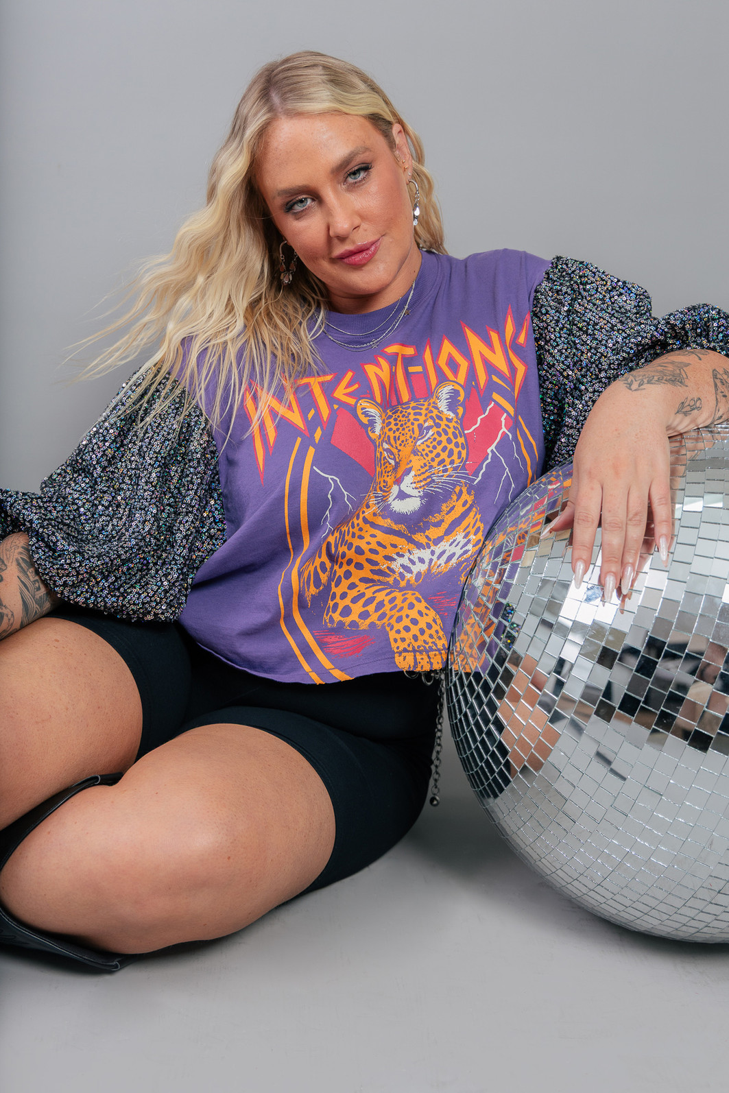CAMISETA CROPPED ROXA COM MANGAS BUFANTES DE PAETÊ INTENTIONS CAMISETA CROPPED ROXA COM MANGAS BUFANTES DE PAETÊ INTENTIONS