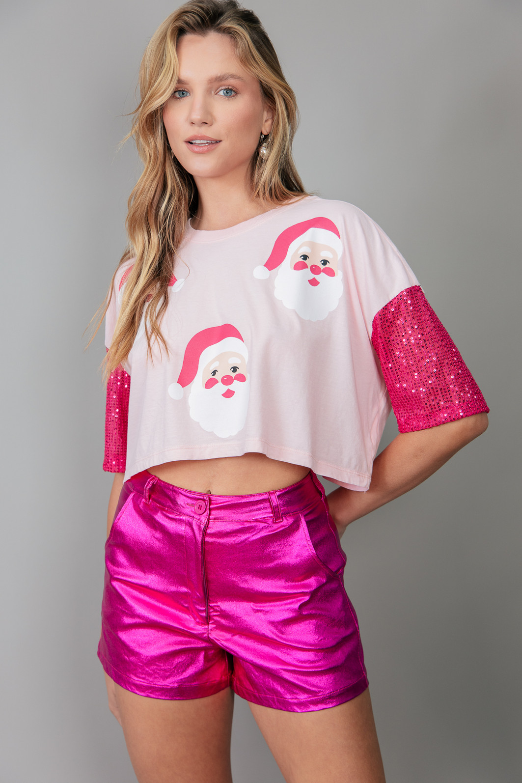 CAMISETA T-SHIRT CROPPED ROSA SANTA CLAUS COM MANGAS DE PAETÊS CAMISETA T-SHIRT CROPPED ROSA SANTA CLAUS COM MANGAS DE PAETÊS