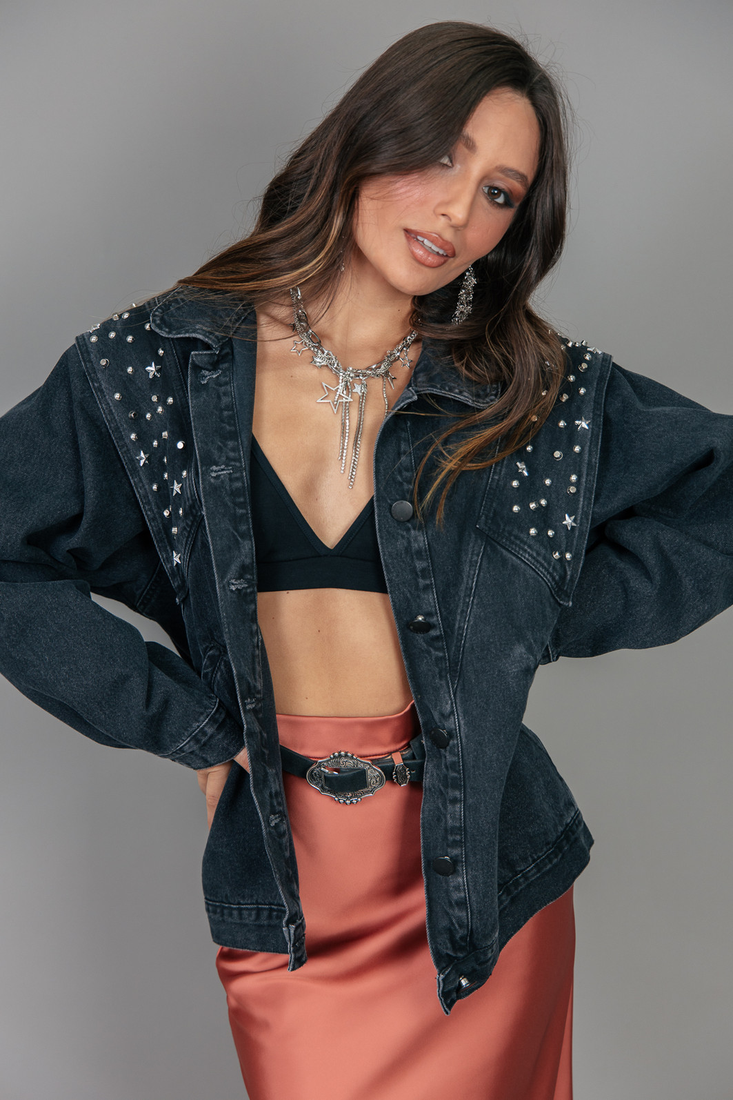 JAQUETA PRETA OVERSIZED 80S COM APLIQUES JAQUETA PRETA OVERSIZED 80S COM APLIQUES