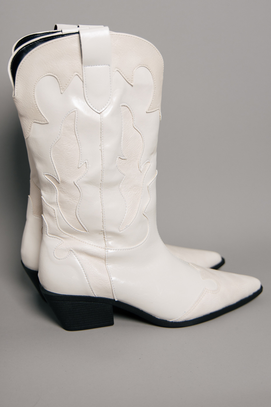 BOTA WESTERN COM BORDADO OFF WHITE BOTA WESTERN COM BORDADO OFF WHITE