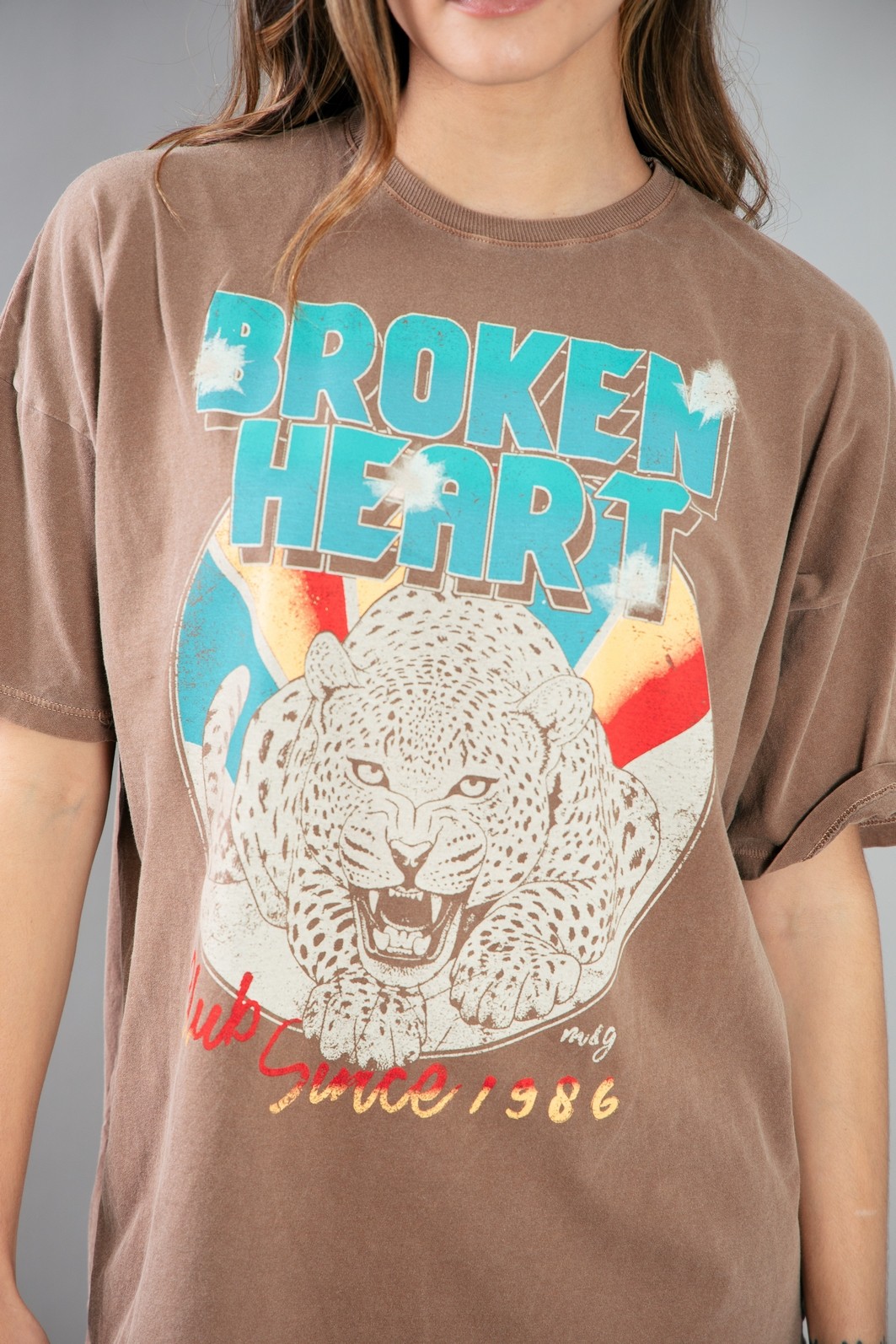 CAMISETA  T-SHIRT OVERSIZED MARROM BROKEN HEART