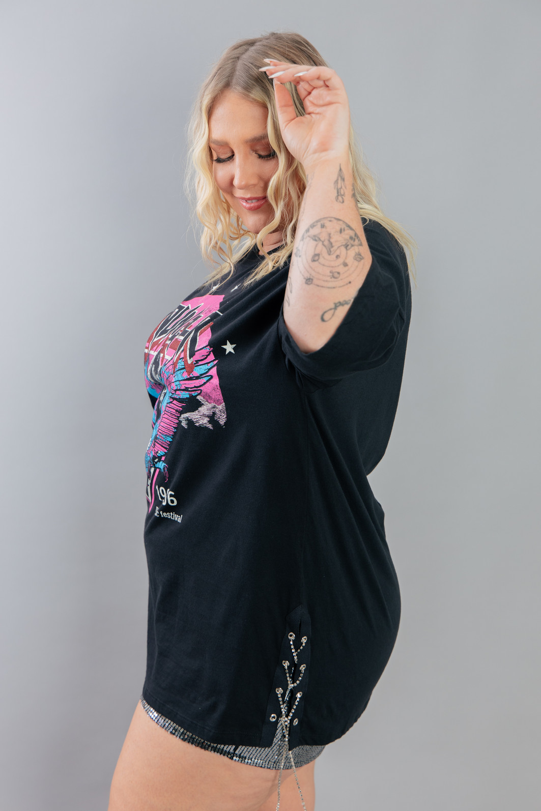 CAMISETA T-SHIRT VINTAGE COM CORRENTES LATERAIS YOUNGER