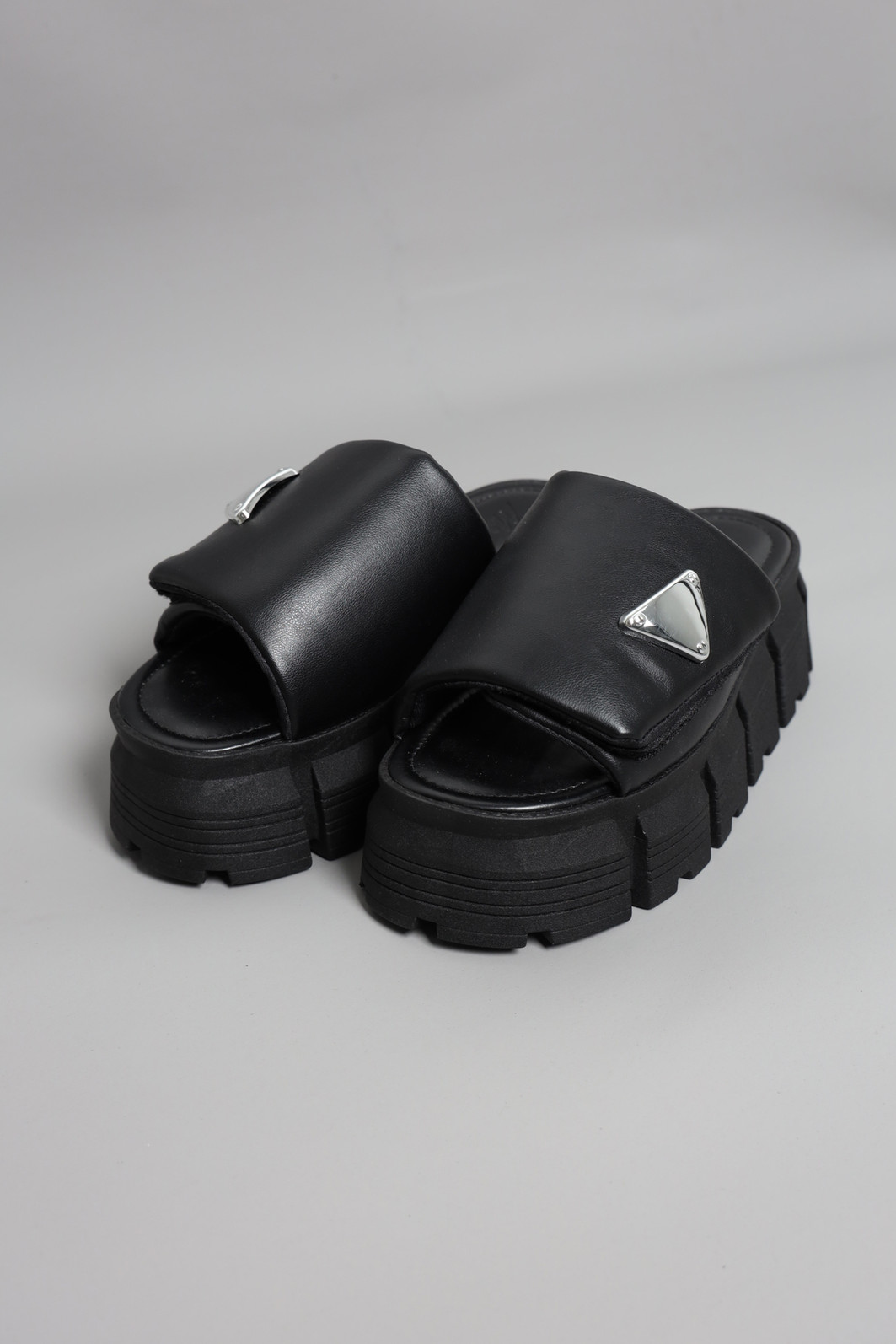 TAMANCO DE PLATAFORMA PRETO COM VELCRO