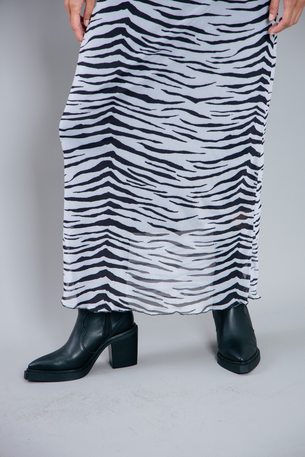 VESTIDO LONGO DE TULE COM FORRO ESTAMPA TIGRE VESTIDO LONGO DE TULE COM FORRO ESTAMPA TIGRE