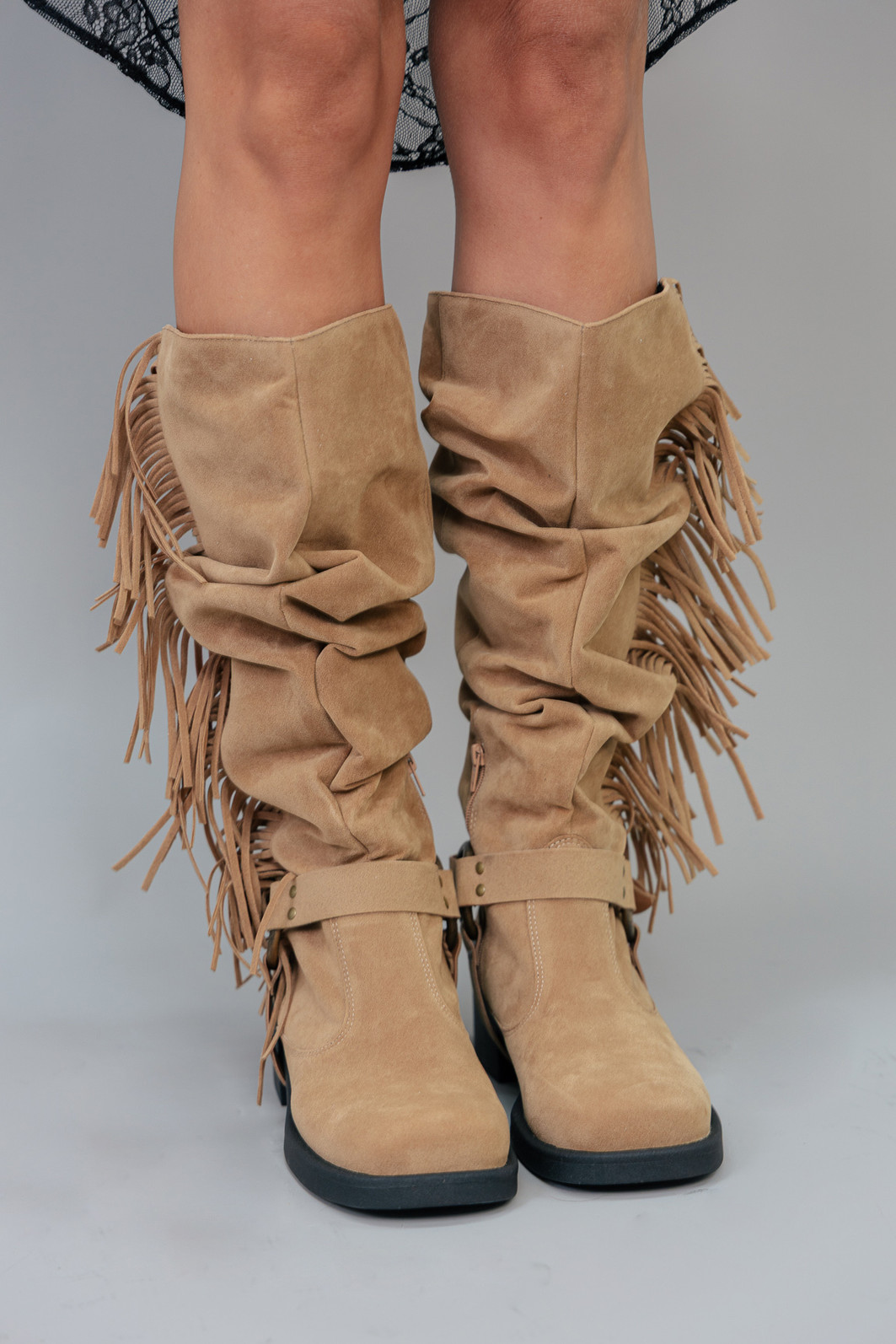 BOTA EM CAMURÇA MARROM COM FRANJAS BOTA EM CAMURÇA MARROM COM FRANJAS