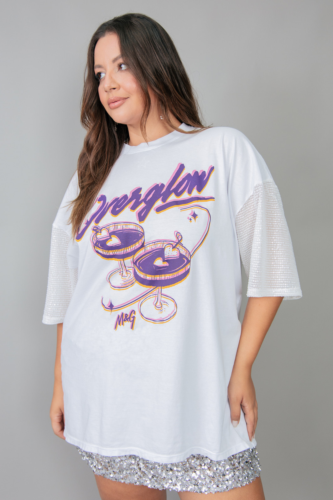 CAMISETA T-SHIRT VINTAGE BRANCA COM MANGAS DE PAETÊ OVERGLOW