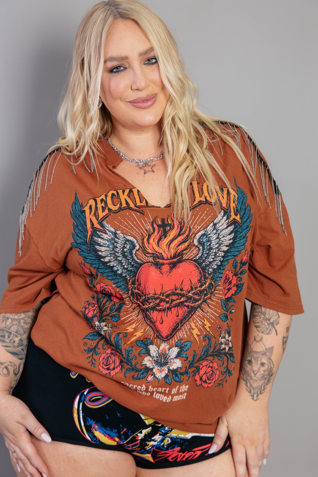 CAMISETA T-SHIRT DECOTE V COM FRANJAS MARROM RECKLESS CAMISETA T-SHIRT DECOTE V COM FRANJAS MARROM RECKLESS