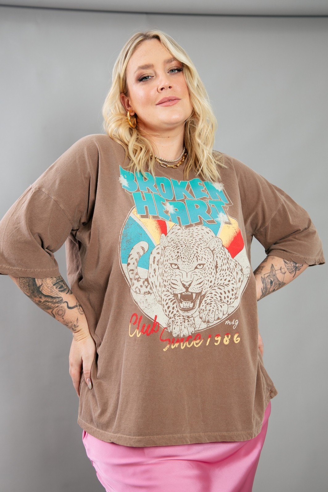 CAMISETA  T-SHIRT OVERSIZED MARROM BROKEN HEART