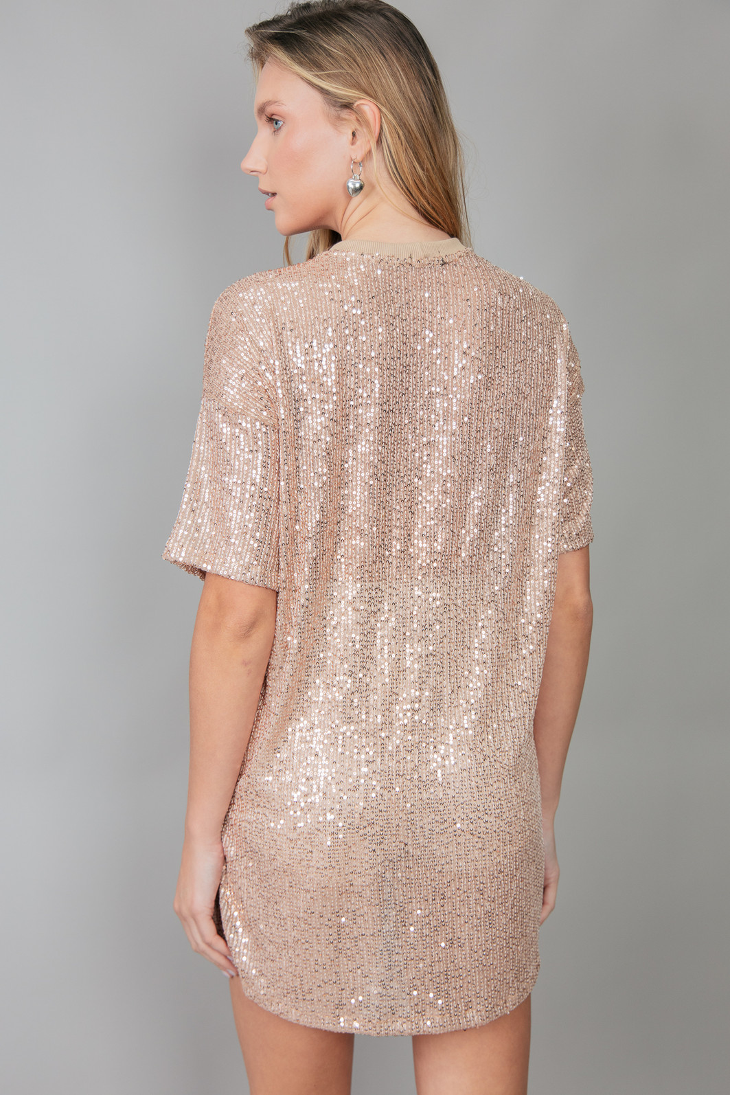 VESTIDO CAMISETÃO DE PAETÊS CHAMPAGNE COM BORDADO PARTY