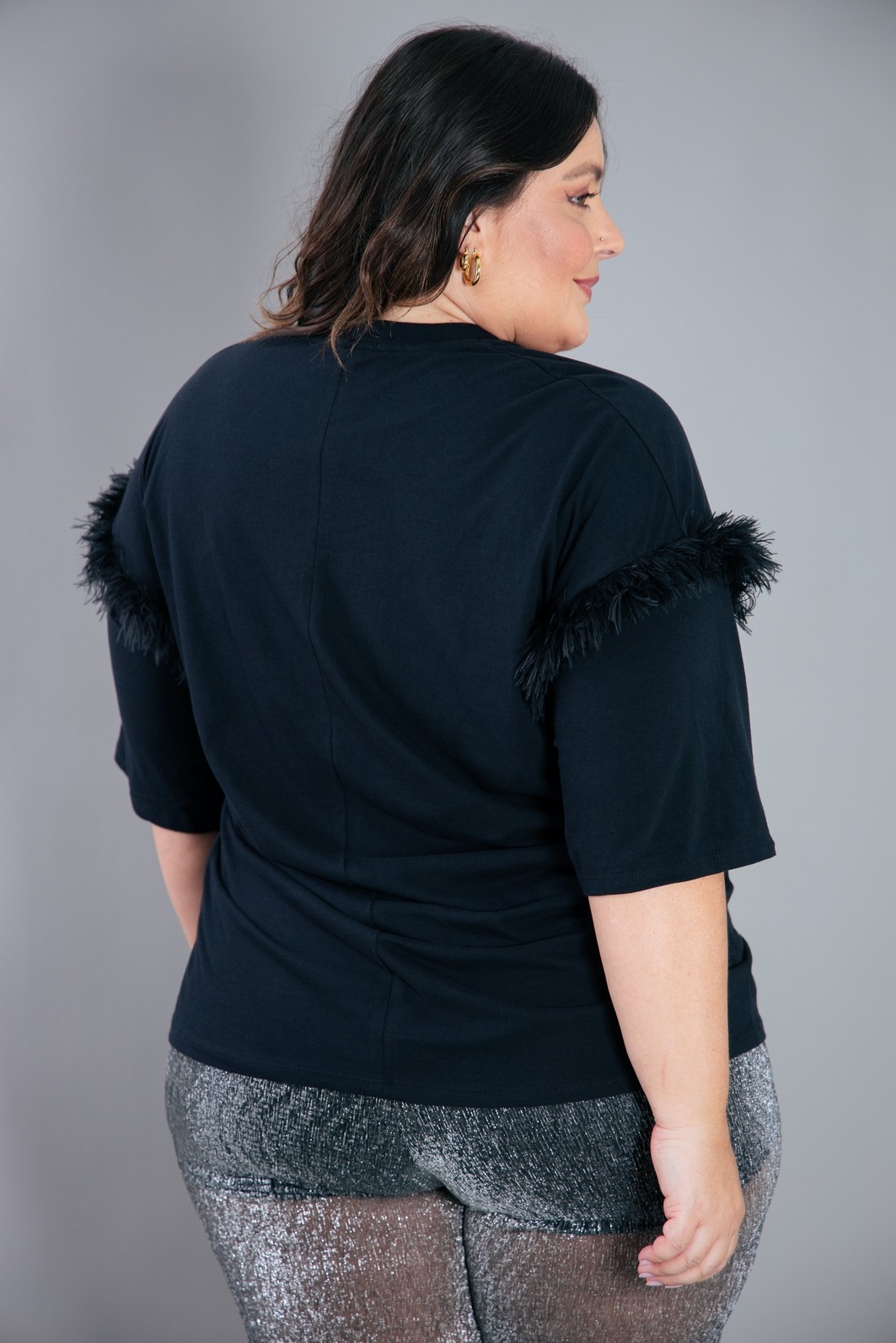 T-SHIRT PRETA COM PLUMAS DEAFENING T-SHIRT PRETA COM PLUMAS DEAFENING