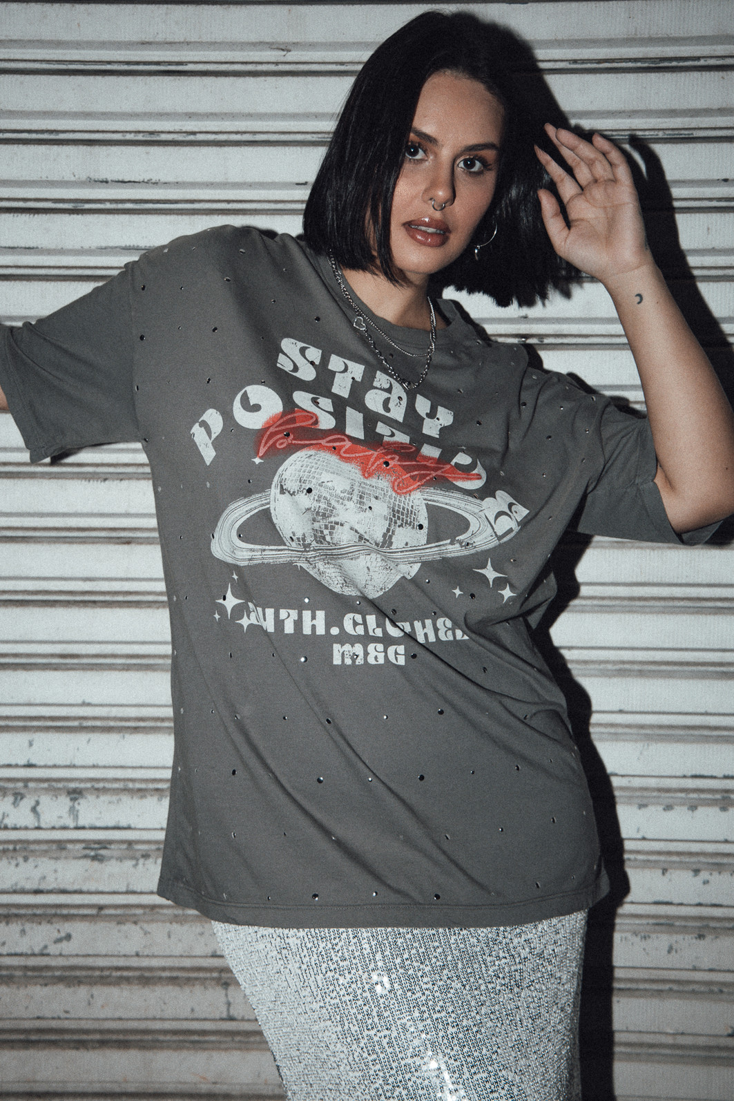 T-SHIRT VINTAGE CINZA COM APLIQUE DE TACHAS