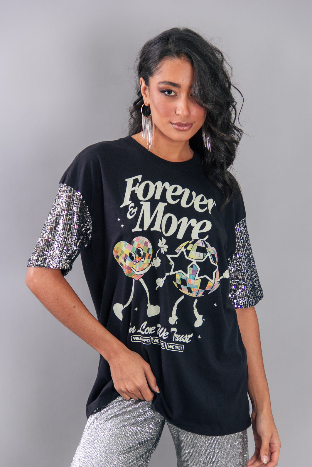 CAMISETA T-SHIRT VINTAGE PRETA FOREVER MANGA PAETÊ PRATA CAMISETA T-SHIRT VINTAGE PRETA FOREVER MANGA PAETÊ PRATA