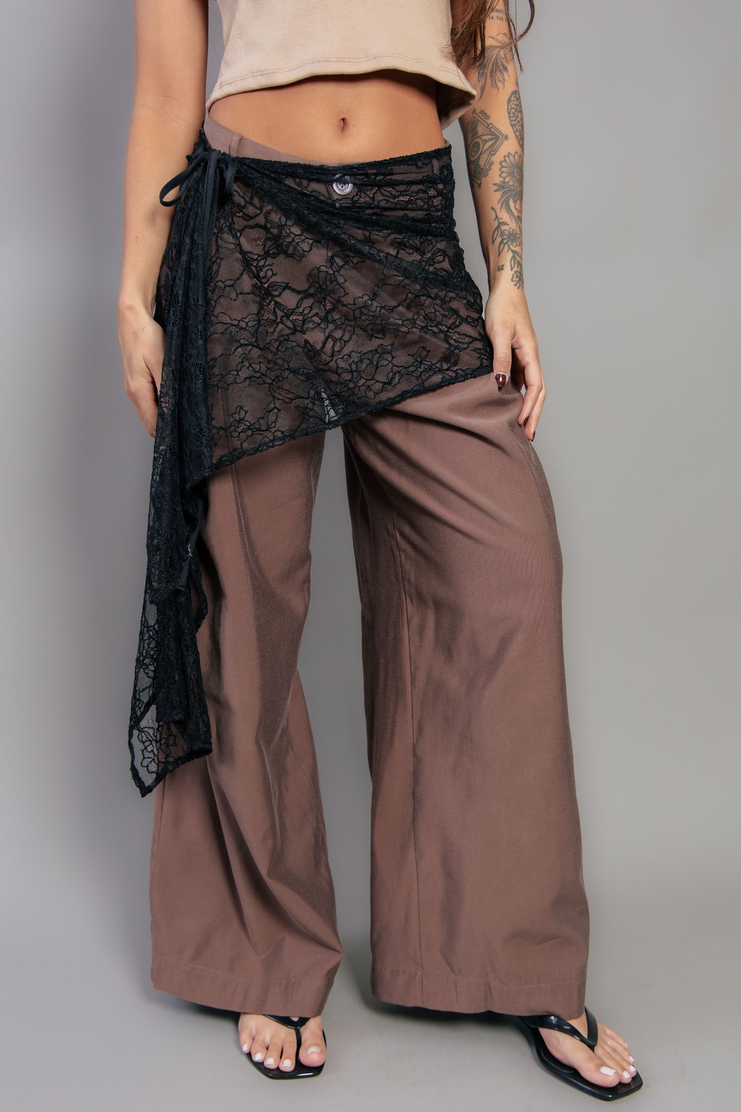 CALÇA ALFAIATARIA CINTURA BAIXA MARROM CALÇA ALFAIATARIA CINTURA BAIXA MARROM