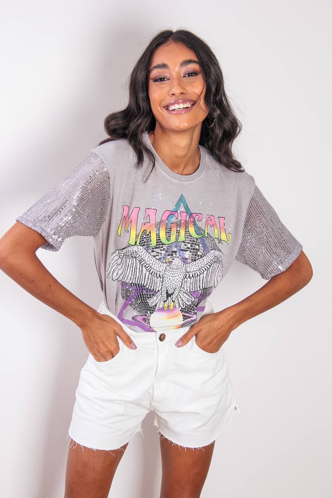 T-SHIRT CINZA COM MANGAS EM PAETÊ MAGICAL T-SHIRT CINZA COM MANGAS EM PAETÊ MAGICAL