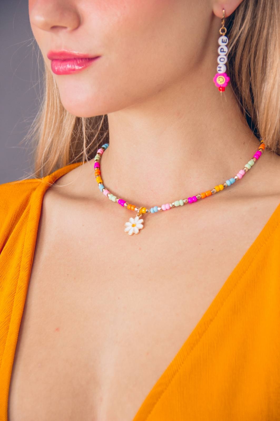 COLAR MIÇANGAS COLORIDAS COM MARGARIDA COLAR MIÇANGAS COLORIDAS COM MARGARIDA
